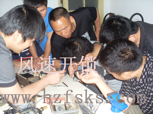 學(xué)員學(xué)開鎖技術(shù)交流